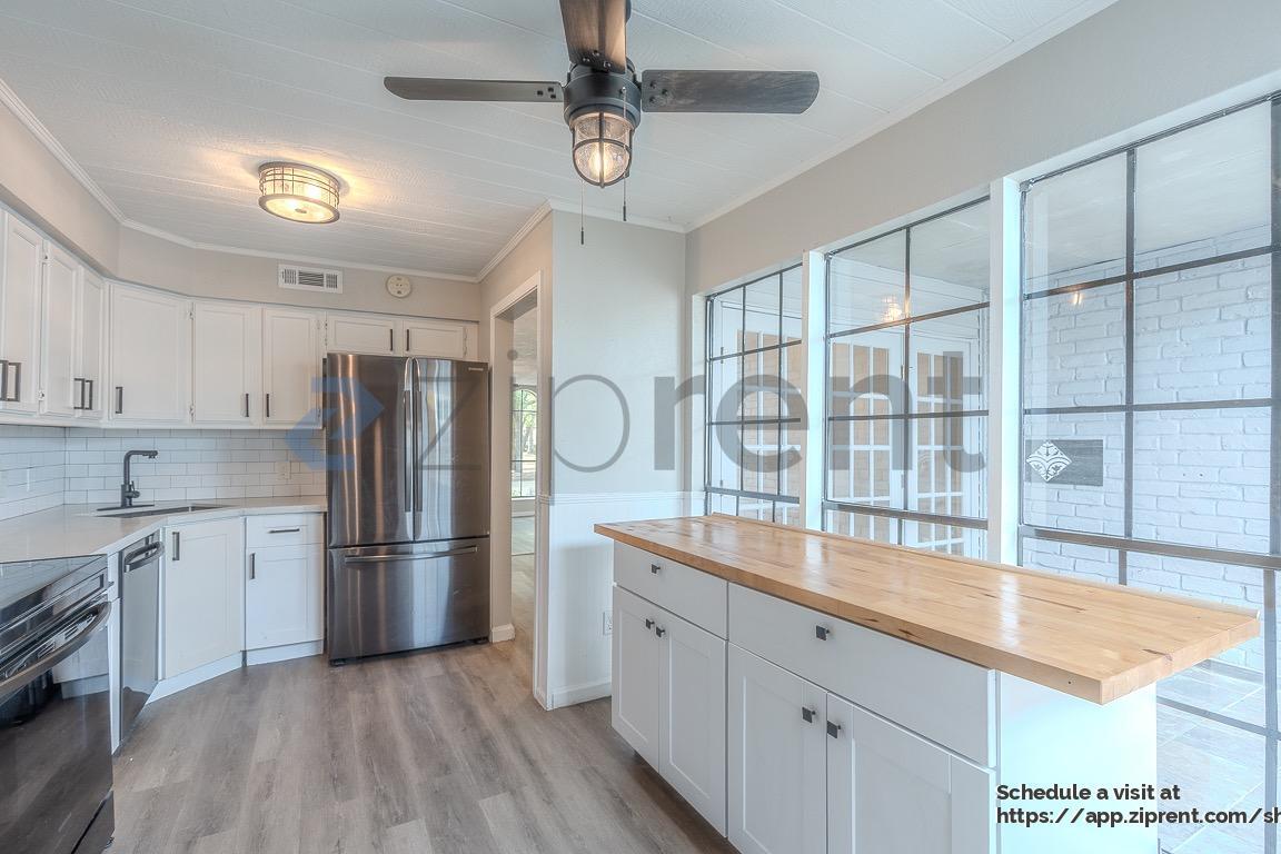 Building Photo - 2052 Lakeside Dr