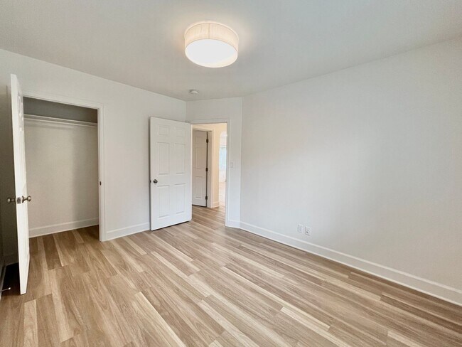 Building Photo - Newly Renovated 3 bed 2 bath With Huge Bac...