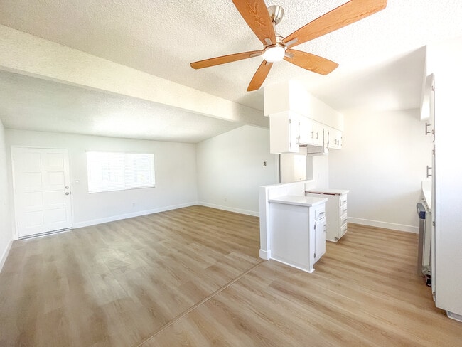 Building Photo - 704 N Paulina Ave