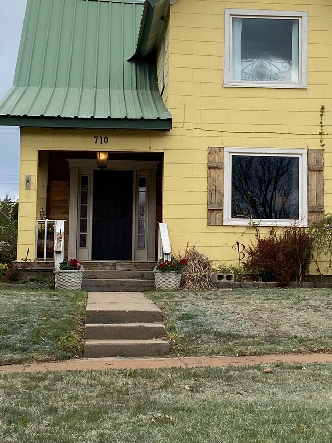 Historic home on peaceful main street. - 710 N Main St