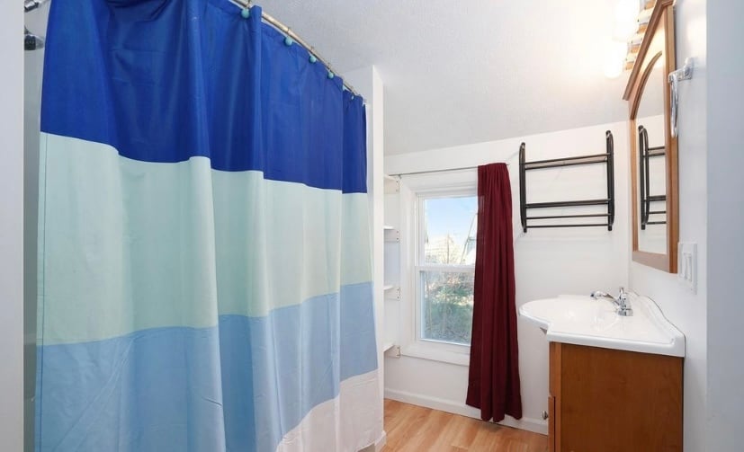 Bathroom - 2811 3 Mile Rd NE