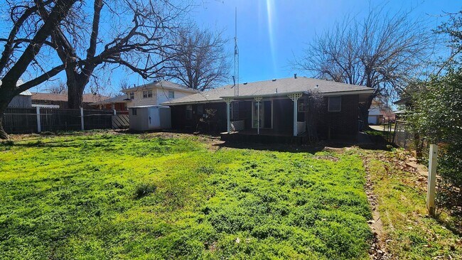 Building Photo - Darling 3 Bed 1.5 Bath 1 Car Garage in the Country Estates Addn Midwest City