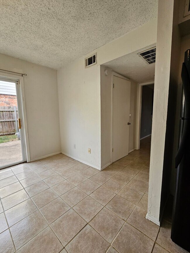 Building Photo - 129 Crystal Bend