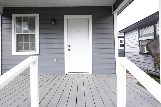 Building Photo - 1319 Bayou St