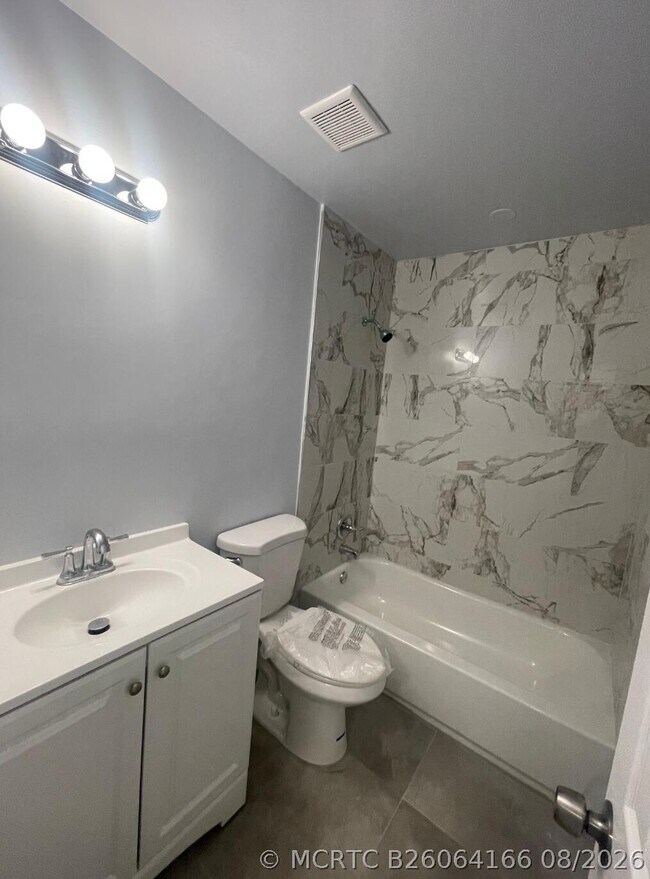 Building Photo - 780 NE 46th Ct