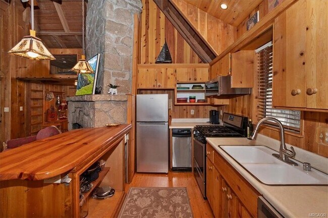 Building Photo - 295 Sunset Dr