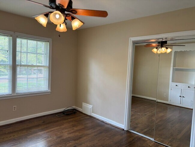 Building Photo - 1531 Iris Dr