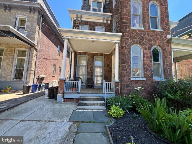 Building Photo - 521 S 41st St