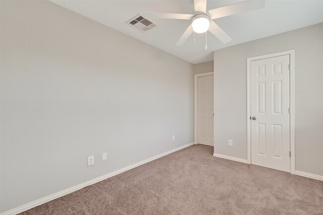 Building Photo - 3019 Clearview Cir