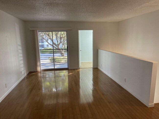 Building Photo - 102 Gardens Dr