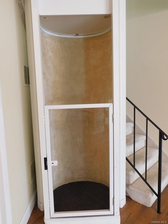 Building Photo - 729 Hewitt Ln