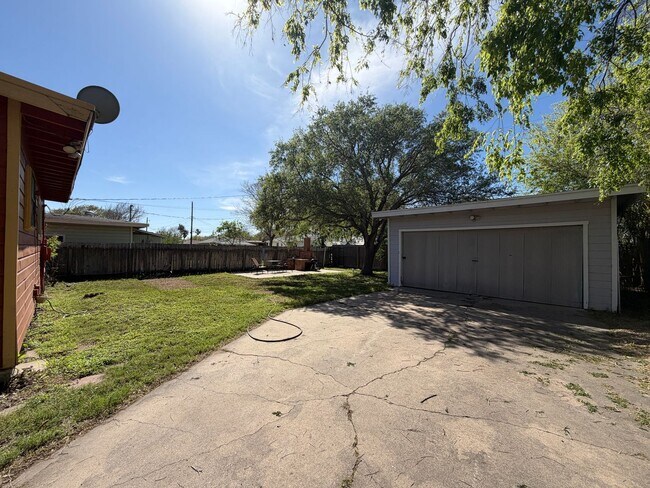 Building Photo - TWO BEDROOM ONE BATH ON LARGE LOT!