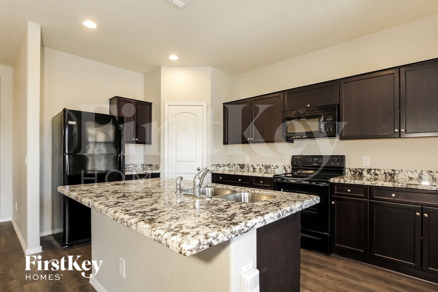 Building Photo - 2635 W Tamarisk Ave