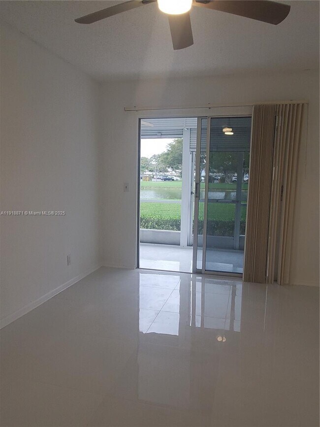 Building Photo - 1076 Cornwall D