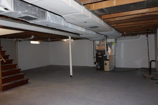 Building Photo - Refurbished 4-Bedroom Home