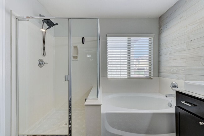 Building Photo - House For Rent! 4 beds, 3 baths Community ...