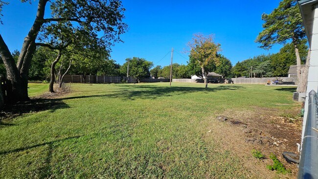 Building Photo - Nichols Hills Adj the Village Two Bed/One ...