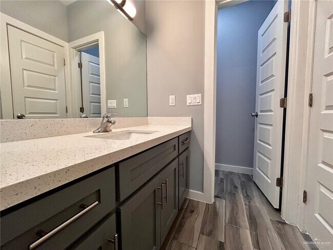 Building Photo - 22 W Kohala Ave