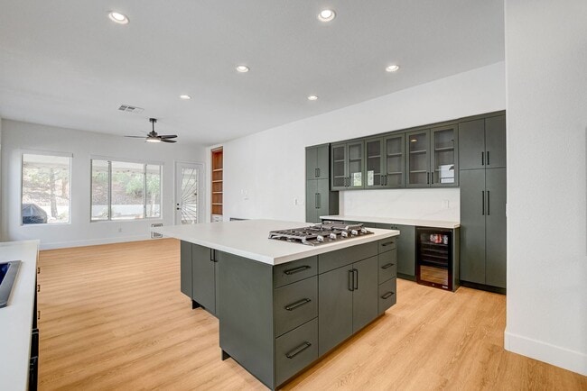 Building Photo - Popular Seven Hills Area, 1-Story, Complet...