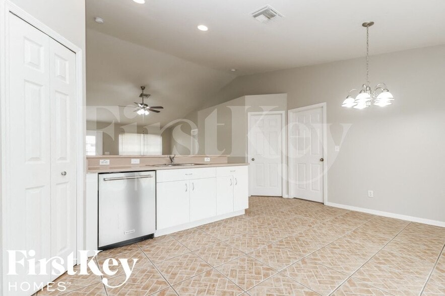 Building Photo - 1302 SW 35th St