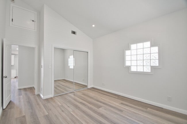 Building Photo - Beautiful Ocean View Townhome with Remodel...