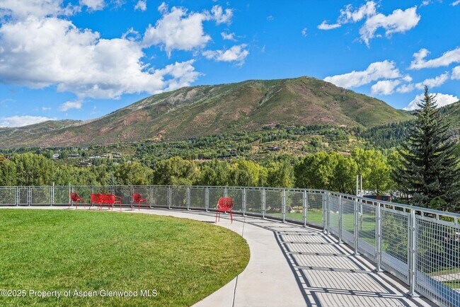 Building Photo - 434 E Main St