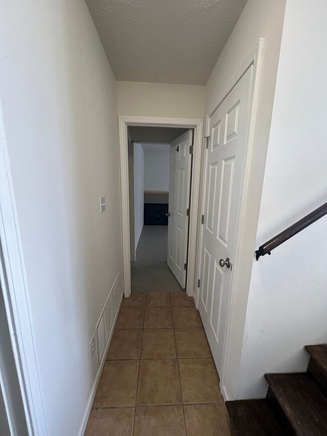 Building Photo - Large 4 Bedroom Home at I-44 and HWY 100