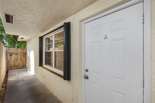 Building Photo - 2033 Dewey St