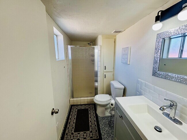 Building Photo - 4 bedrooms, 2 kitchens, 2.5 bathrooms, lau...
