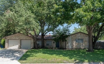 Building Photo - 2902 Silverleaf Dr