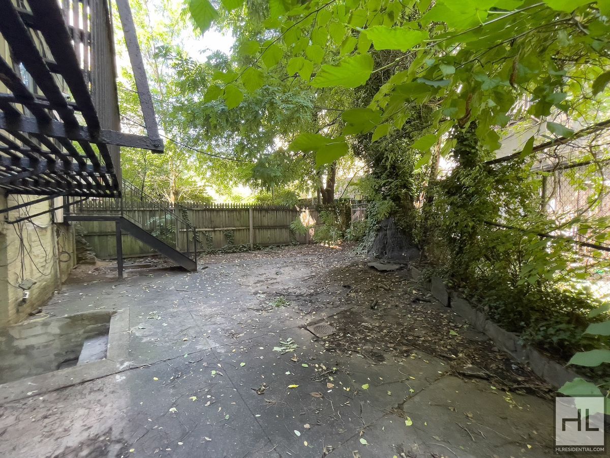 Building Photo - PUTNAM AVENUE / Spacious 2-Bed Duplex