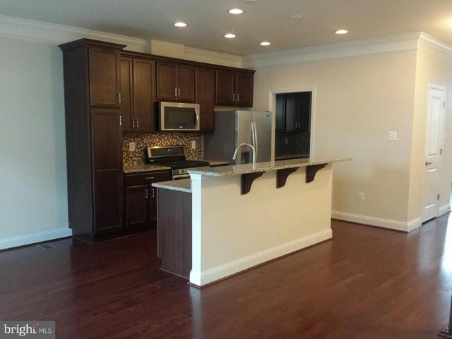 Building Photo - 6041 Maple Hill Rd