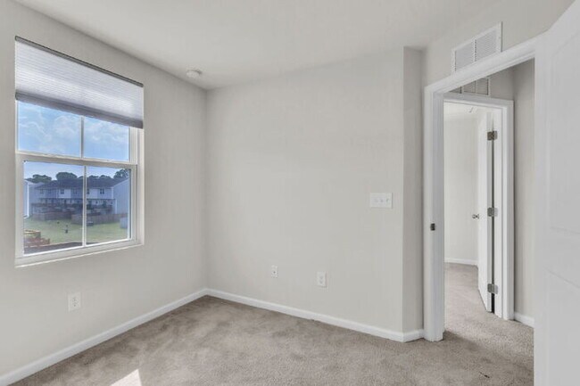 Building Photo - Modern 3BR Townhome with Bonus Room Near F...