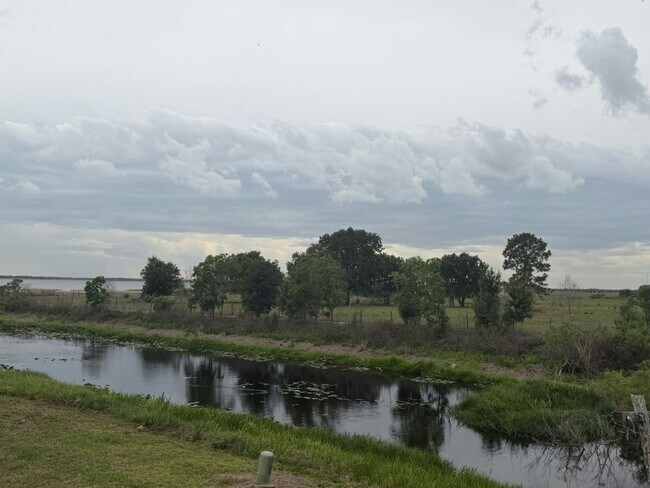 Building Photo - 204 Lakeside Garden Cir