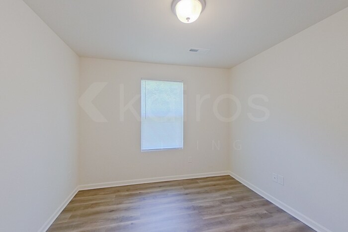 Building Photo - 137 Shamrock Dr SW