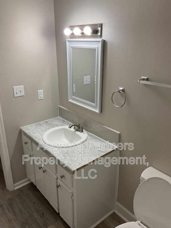 Building Photo - 1546 Hamilton Dr