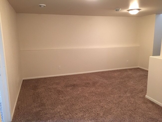 Building Photo - 3 Bed 3 Bath Twin Home