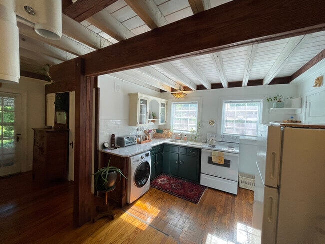 Building Photo - Exquisite lofted studio