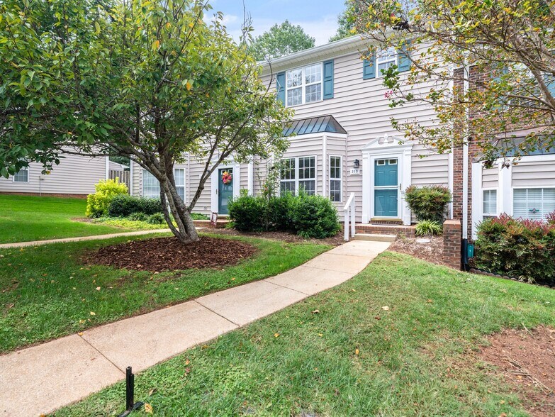 Building Photo - 313 Silverberry Ct