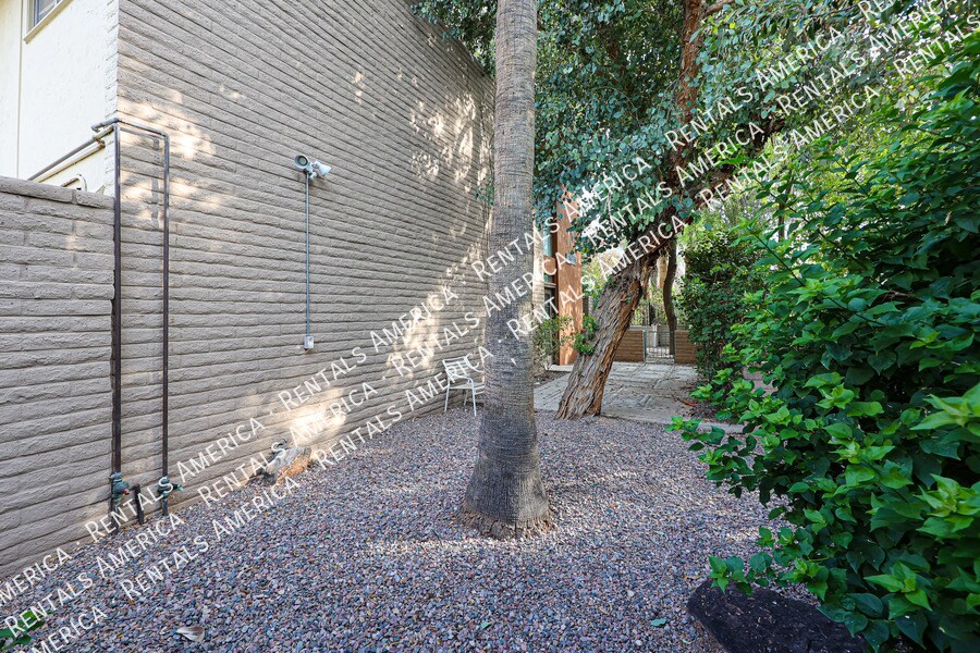 Building Photo - 4820 N Woodmere Fairway