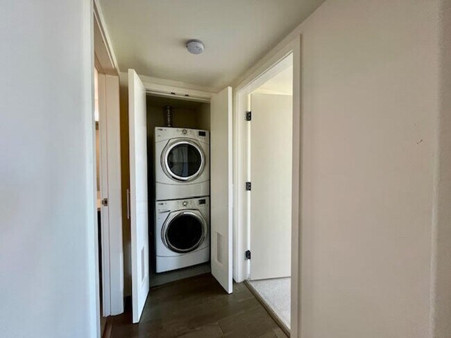 Building Photo - City living at its best! 2 BR/2 BA @ the M...