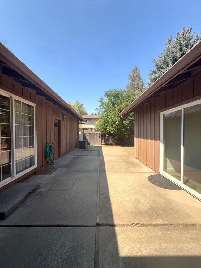 Building Photo - 615 Beverly Way
