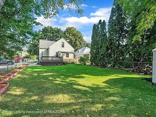 Building Photo - Move-In Ready 3 Bed, 2 Bath in Lansing (Section 8 Approved)