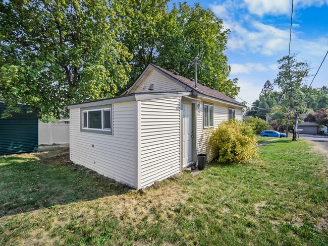 Building Photo - Cozy 1-Bedroom Rental – All Utilities Incl...