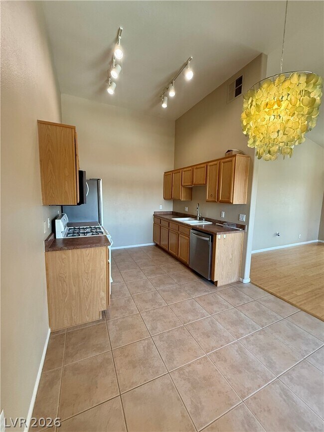 Building Photo - 2305 W Horizon Ridge Pkwy