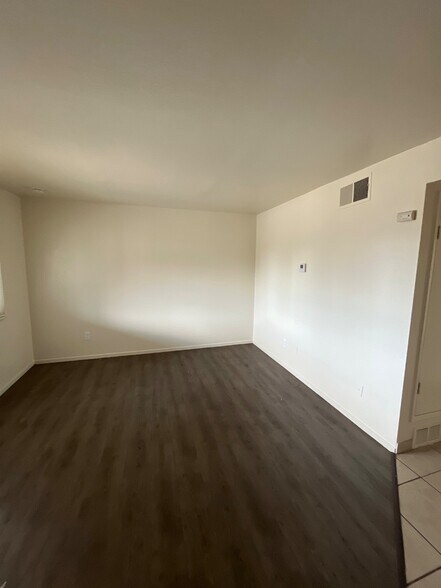 Building Photo - 3044 N Fruit Ave