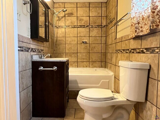 Building Photo - 212 Highland Dr