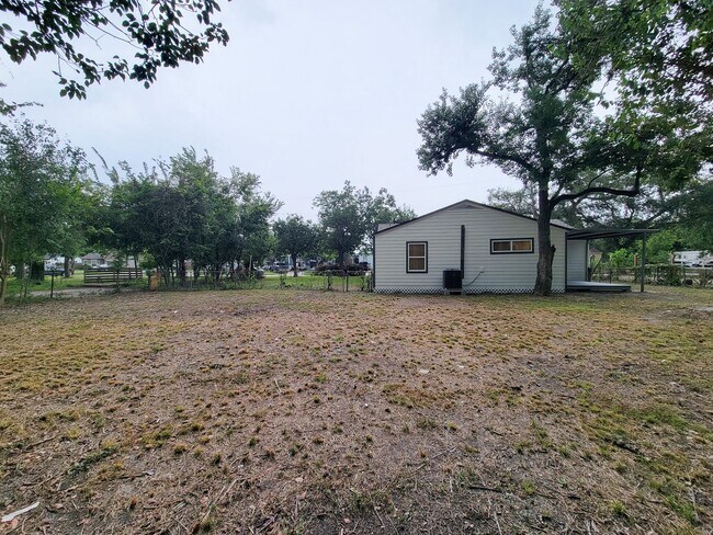 Building Photo - BEAUTIFUL REMODELED 3 BEDROOM 2 BATH WITH ...