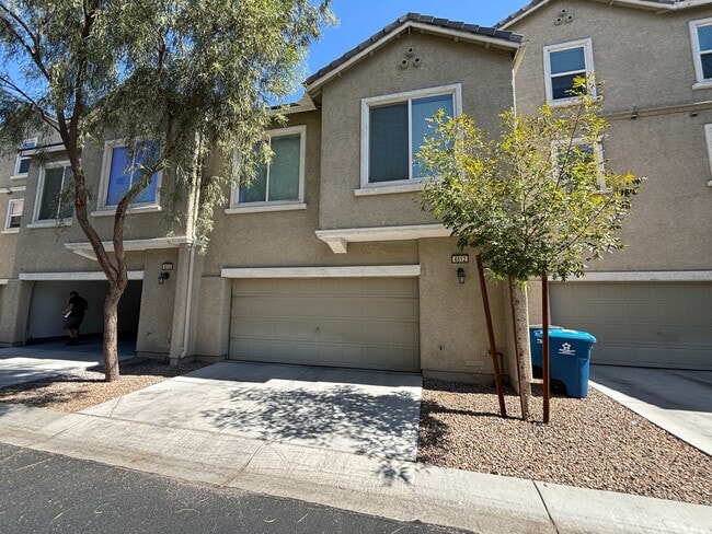 Building Photo - GUARD GATED 3 BED 2.5 BATH 2 CAR GARAGE TO...
