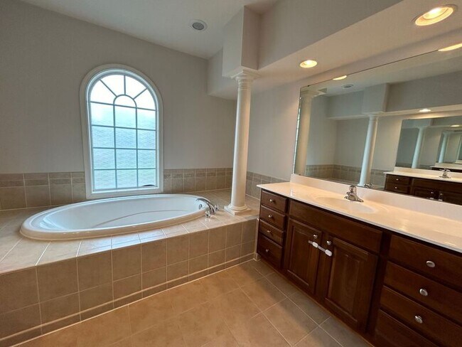 Building Photo - 40 Nugent Dr